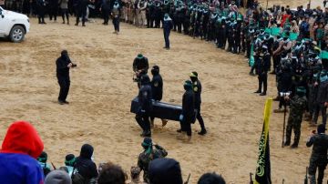 القسام وسرايا القدس تسلمان جثة أسير إسرائيلي للصليب الأحمر في غزة