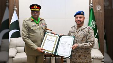 الملك سلمان يمنح وسام الملك عبدالعزيز للفريق الباكستاني ساهر شمشاد