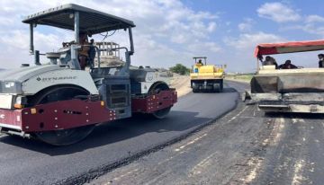 بدء سفلتة الطريق المؤدي إلى سد وادي حسان بأبين وسط إشادات شعبية بالدعم الإماراتي