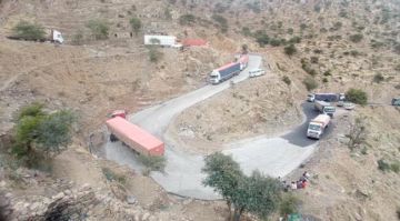 توقف حركة سير الشاحنات شمالي لحج جراء تعطل إحدى الشاحنات توقف حركة سير الشاحنات شمالي لحج جراء تعطل إحدى الشاحنات