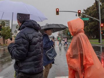 عاصفة قوية تضرب جنوب كاليفورنيا وتهدد بفيضانات مفاجئة عاصفة قوية تضرب جنوب كاليفورنيا وتهدد بفيضانات مفاجئة