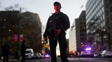 كشف هوية الشخص الذي أطلق النار على حرس البيت الأبيض وأدخل واشنطن في استنفار أمني واسع كشف هوية الشخص الذي أطلق النار على حرس البيت الأبيض وأدخل واشنطن في استنفار أمني واسع