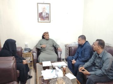 محافظ سقطرى يناقش مع الهيئة العامة للشؤون البحرية جهود التخلص من الباخرة الجانحة جلف دوف 