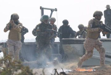 السعودية تختتم مناورات الموج الأحمر 8 في قاعدة الملك فيصل البحرية السعودية تختتم مناورات الموج الأحمر 8 في قاعدة الملك فيصل البحرية