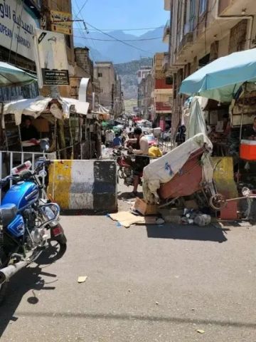 شرطة السير بتعز تقيد حركة المرورية عند مدخل سوق القبة... وإدارة السوق تكشف السبب