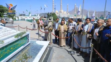 قيادة مؤسسة الاسمنت تزور أضرحة الشهداء الصماد والرهوي والغماري