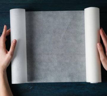 كيفية استخدام الورق الشمعي لتغطية الأطعمة في الفرن
