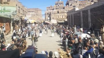 وقفات شعبية في أمانة العاصمة تحت شعار موقفنا ثابت والتعبئة مستمرة