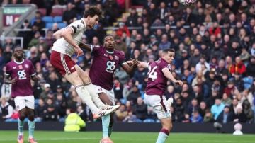 آرسنال يبتعد بالصدارة ومانشستر يونايتد ينجو من الخسارة آرسنال يبتعد بالصدارة ومانشستر يونايتد ينجو من الخسارة