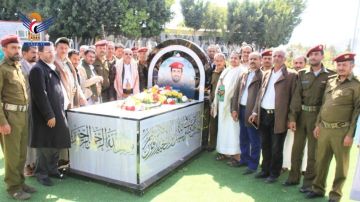 قضاة ومنتسبو دائرة القضاء العسكري يزورون أضرحة الصماد والرهوي والغماري