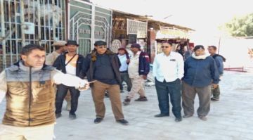 مدير عام الشعيب يتفقد سير العمل في مشروع رصف طريق فرعي بعاصمة المديرية