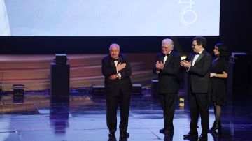 نجوم مصر يحتفون بالمخرج محمد عبد العزيز في (القاهرة السينمائي) نجوم مصر يحتفون بالمخرج محمد عبد العزيز في (القاهرة السينمائي)