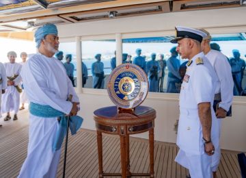 سلطان عمان يشهد استعراض الأسطول 2025 ضمن احتفالات اليوم الوطني