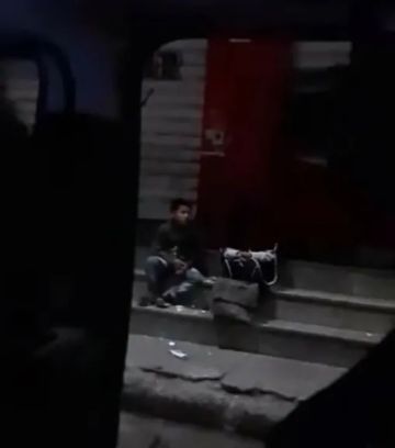 مشهد إنساني صادم في تعز: زوج يطرد زوجته وطفلهما في جوف الليل