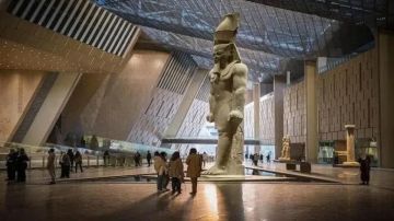 القبض على شاب قرأ قصة فرعون في المتحف المصري الكبير (فيديو) القبض على شاب قرأ قصة فرعون في المتحف المصري الكبير (فيديو)