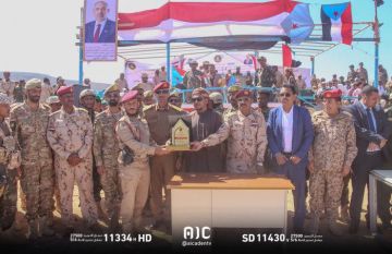 عرض عسكري مهيب بحفل تخرج الدفعة الأولى لمحور سقطرى عرض عسكري مهيب بحفل تخرج الدفعة الأولى لمحور سقطرى