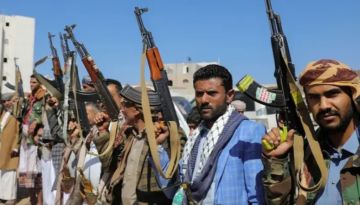 مكافآت بـ2000 دولار وقطع أراض .. الحوثيون يكرمون المقربين ويتنصلون من أبناء القبائل