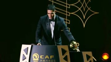 أشرف حكيمي يفوز بجائزة أفضل لاعب في أفريقيا لعام 2025