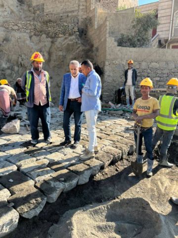 رئيس مجلس إدارة إقليم اليمن يتفقد أعمال صيانة طريق الأعروق حيفان