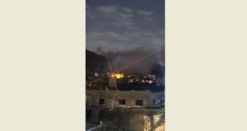 قوة للعدو الصهيوني تفجر منازل في بلدة عيترون جنوب لبنان