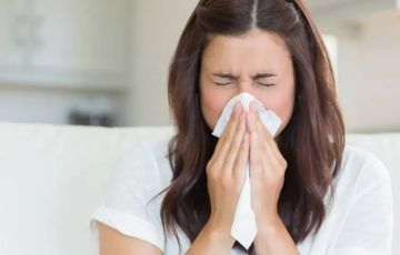 ماذا يحدث لجسمك خلال أول 5 أيام من نزلة البرد؟ مراحل المرض ونصائح لتسريع التعافي ماذا يحدث لجسمك خلال أول 5 أيام من نزلة البرد؟ مراحل المرض ونصائح لتسريع التعافي