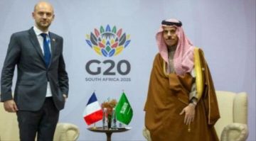 وزير الخارجية السعودي يبحث مع نظيره الفرنسي التطورات بالمنطقة وزير الخارجية السعودي يبحث مع نظيره الفرنسي التطورات بالمنطقة