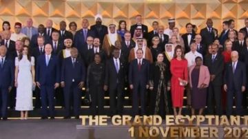 الرئيس السيسي وقرينته يتوسطان صورة تذكارية مع الوفود المشاركة بافتتاح المتحف الكبير الرئيس السيسي وقرينته يتوسطان صورة تذكارية مع الوفود المشاركة بافتتاح المتحف الكبير