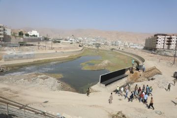 محافظ حضرموت يتفقد العمل بمشروع المرحلة الثانية لخور المكلا ويوجه بإزالة العوائق التي تعترض سرعة الانجاز