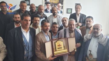 نائب رئيس هيئة مكافحة الفساد يكرم أسر الشهداء شرف الدين والقاضي مجاهد وحميد الدين