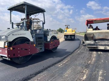 بدء سفلتة طريق الحصن سد وادي حسان بأبين وسط إشادات شعبية بالدعم الإماراتي