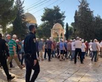 مئات المستوطنين يقتحمون الأقصى