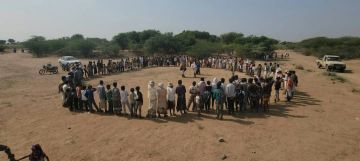 وقفة قبلية مسلحة بمربع الحسينية في المنصورية بالحديدة إعلانا للجاهزية والنفير العام لمواجهة العدو الصهيوني وأدواته