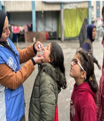 نازحة غزية تشعل نار البلاستيك لتدفئة أحفادها.. والكيان يقيد إدخال الغاز رغم وقف الحرب نازحة غزية تشعل نار البلاستيك لتدفئة أحفادها.. والكيان يقيد إدخال الغاز رغم وقف الحرب