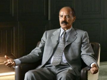 الرئيس الإريتري يحذر من عسكرة الجزر اليمنية ويصفها بتهديد للأمن الإقليمي