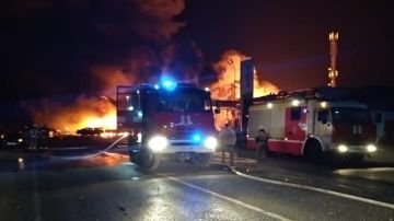 انفجارات هائلة تهز منطقة صناعية جنوب العاصمة الأرجنتينية وتتسبب بحريق انفجارات هائلة تهز منطقة صناعية جنوب العاصمة الأرجنتينية وتتسبب بحريق