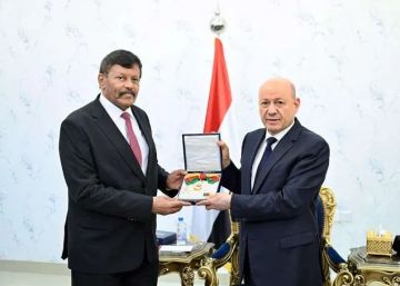 تكريما لدورهما في حماية الأمن القومي.. الرئيس العليمي يمنح وسام الشجاعة لرئيسي الأمن السياسي والقومي السابقين