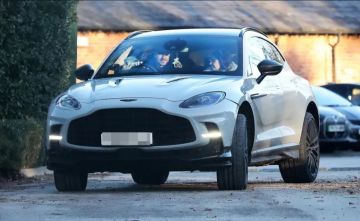 غريليش يسرق الأضواء في جولته الأخيرة بسيارة (أستون مارتن) 2025