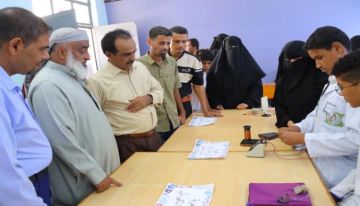 مدير عام خورمكسر يزور معرض الفيزياء بمدرسة خالد بن الوليد ويشيد بتميز طلابها