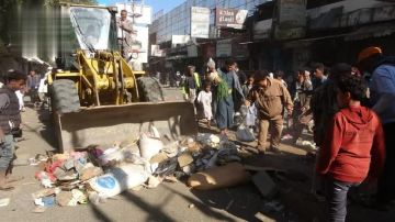 تدشين حملة إزالة المخالفات والعشوائيات في إب تدشين حملة إزالة المخالفات والعشوائيات في إب