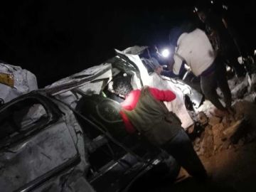 مصرع خمسة أشخاص وإصابة ستة في انقلاب باص ركاب بنقيل حيفان بتعز