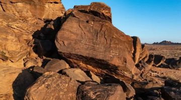 العلا تحتفظ بإرثها.. أكبر مشروع لتوثيق نقوش جبل عكمة