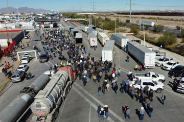 مزارعون مكسيكيون يغلقون جسر حدوديا مع الولايات المتحدة احتجاجا على أزمة مياه