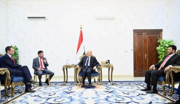 الرئيس العليمي خلال استقباله وزيرا بريطانيا في عدن: لا سلام دون احتكار الدولة للسلاح ومحاسبة المليشيات المسلحة