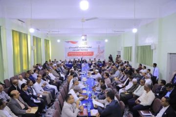 السلطة المحلية في حضرموت تعلن التزامها توريد إيرادات الحكومة للبنك المركزي