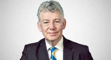 غريفيث: مطار دبي يتجاوز 100 مليون مسافر في عامين غريفيث: مطار دبي يتجاوز 100 مليون مسافر في عامين