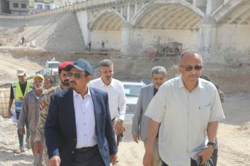 محافظ حضرموت يتفقد مشاريع الطرق بالمرحلة الثانية من خور المكلا