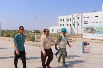 الزهري يطلع على سير العمل في مشروع مدينة الشيخ محمد بن زايد الطبية بخورمكسر