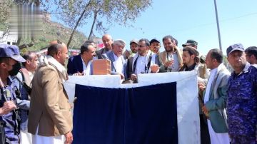 تدشين العمل بمشروع استكمال أعمال الرصف الخرساني في طريق إب العدين