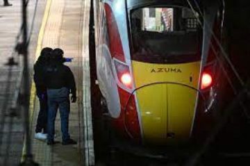 تفاصيل إصابة 10 أشخاص بحادث طعن على متن قطار في بريطانيا