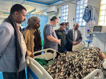 رئيس انتقالي شبوة ومدير شرطة المحافظة يطمئنان على صحة جريح الهجوم الإرهـ ـابي في المصينعة